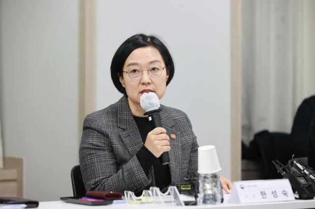 한성숙 중소벤처기업부 장관이 6일 서울 여의도동 소기업중앙회에서 열린 중동 상황 중소기업 영향 점검 회의에서 참석자들과 중동 상황 관련 중소기업 피해·애로사항 지원방안을 논의하고 있다 사진중기부