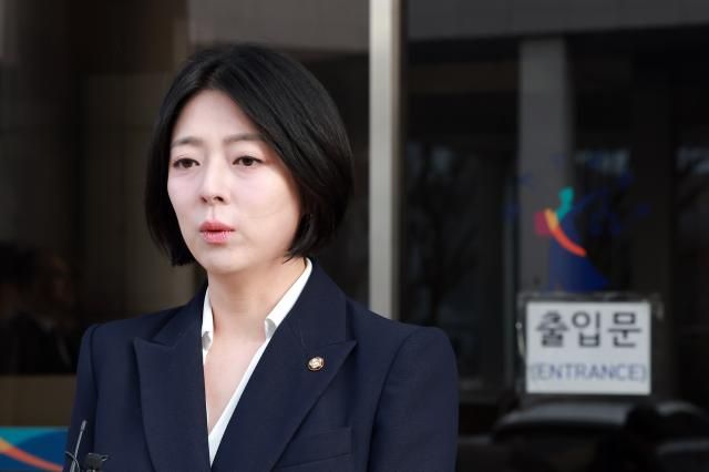 배현진 국민의힘 의원이 지난달 20일 서울 양천구 서울남부지방법원에 당 중앙윤리위원회가 본인에 대해 당원권 정지 1년 처분을 내린 것과 관련해 효력 정지 가처분 신청을 하며 입장을 밝히고 있다 사진연합뉴스