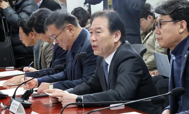 정태호 국회 재정경제기획위원회 더불어민주당 간사오른쪽 두 번째가 6일 국회에서 열린 중동 상황 관련 경제 분야 대응 방향 당정 실무 협의회에서 인사말을 하고 있다 사진연합뉴스