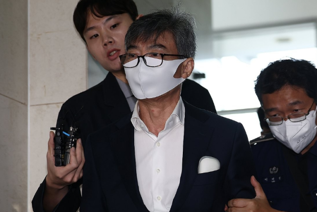 이종호 전 블랙펄인베스트 대표가 지난해 10월 12일 참고인 신분으로 조사받기 위해 서울 서초구 순직해병 특별검사팀에 출석하고 있다 사진연합뉴스