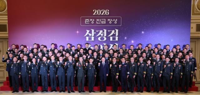 이재명 대통령이 6일 청와대 영빈관에서 열린 2026년 준장 진급 장성 삼정검 수여식에서 진급자들과 기념촬영을 하고 있다 사진청와대통신사진기자단 