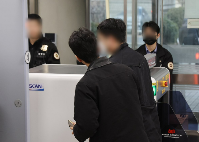 북한에 무인기를 보내 남북 긴장을 조성한 혐의를 받는 30대 대학원생 오모씨가 지난달 26일 영장실질심사을 받기 위해 서울 서초구 서울중앙지법으로 들어서고 있다 사진연합뉴스