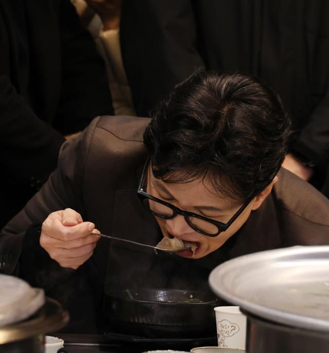 한동훈 전 국민의힘 대표가 7일 부산 북구 구포시장의 한 국밥집을 찾아 국밥을 먹고 있다 사진연합뉴스