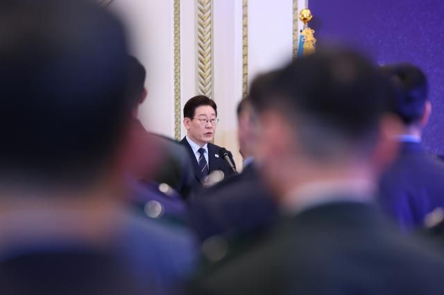  이재명 대통령이 6일 청와대 영빈관에서 열린 2026년 준장 진급 장성 삼정검 수여식에서 격려사를 하고 있다 사진연합뉴스