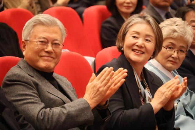 문재인 전 대통령 내외가 지난 1월 17일 대전 서구 배재대 21세기관에서 열린 김한수 전 배재대 부총장의 교실을 교실답게 출판기념회에 참석해 손뼉을 치고 있다 사진연합뉴스