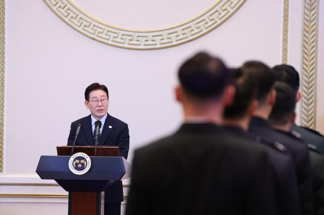 이재명 대통령이 6일 청와대 영빈관에서 열린 2026년 준장 진급 장성 삼정검 수여식에서 격려사를 하고 있다 사진연합뉴스