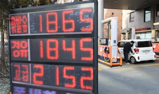  4일 서울 시내 한 주유소에 휘발유를 비롯한 유류 가격이 표시되어 있다사진연합뉴스