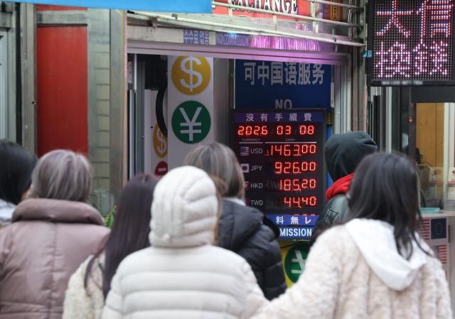 이란 사태에 널뛰는 환율 서울연합뉴스 이진욱 기자 중동발 지정학적 리스크로 원달러 환율의 일일 변동성이 코로나19 팬데믹 이후 최고 수준을 기록하고 있다 달러 강세 속에 원화가 다른 통화보다 유독 약세를 나타내면서 최악의 경우 환율이 1600원까지 치솟을 수 있다는 전망도 나온다 사진은 8일 서울 중구 명동 환전소 모습 202638 cityboyynacokr2026-03-08 142428 저작권자 ⓒ ㈜연합뉴스 무단 전재 재배포 금지 AI 학습 및 활용 금지저작권자 ⓒ ㈜연합뉴스 무단 전재 재배포 금지 AI 학습 및 활용 금지
