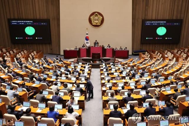 지난해 8월 24일 국회 본회의에서 노동조합 및 노동관계조정법 일부개정법률안노란봉투법이 통과되고 있다 사진연합뉴스