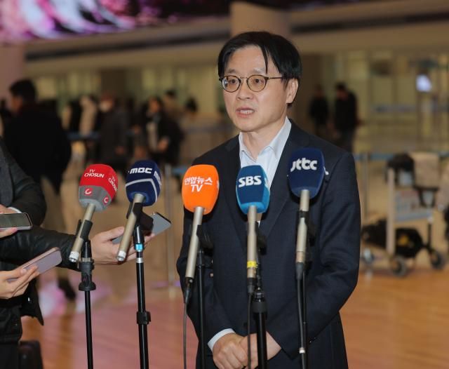 미국을 방문해 관세 문제 등 통상 현안을 협의한 김정관 산업통상부 장관이 8일 인천국제공항 제2여객터미널을 통해 귀국해 취재진 질문에 답변하고 있다 사진연합뉴스