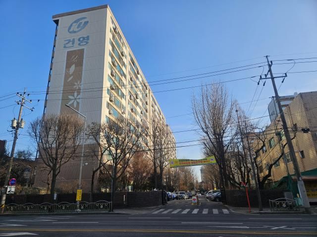 서울 영등포구 신길건영아파트 입구에 조합설립 추진위원회 승인고시 획득을 알리는 현수막이 걸려있다 사진백소희 기자