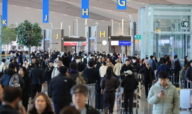 여행객으로 붐비는 인천공항 서울연합뉴스 최재구 기자 삼일절을 포함한 연휴가 시작된 27일 인천국제공항 출국장이 해외로 나가려는 여행객 등으로 붐비고 있다 2026227 jjaeck9ynacokr2026-02-27 101601 저작권자 ⓒ ㈜연합뉴스 무단 전재 재배포 금지 AI 학습 및 활용 금지저작권자 ⓒ ㈜연합뉴스 무단 전재 재배포 금지 AI 학습 및 활용 금지