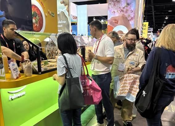  ‘2026 자연식품박람회’ 풀무원 부스를 찾은 관람객들이 K-푸드를 시식하고 있다 사진풀무원