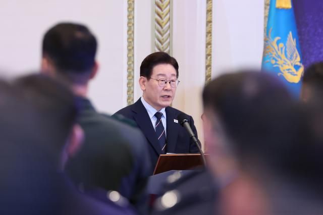 이재명 대통령이 6일 청와대 영빈관에서 열린 2026년 준장 진급 장성 삼정검 수여식에서 격려사를 하고 있다 사진연합뉴스
