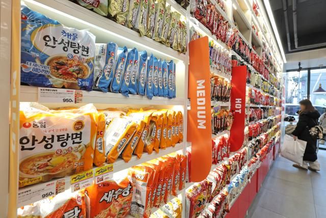 서울 마포구 CU 홍대상상점 라면 라이브러리를 찾은 고객이 라면을 고르고 있다 사진연합뉴스