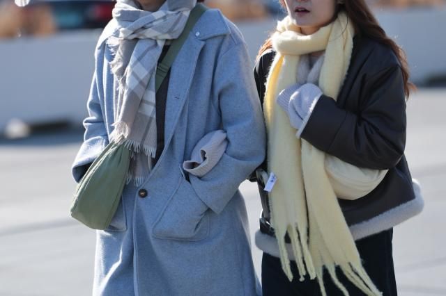 주말 추위에 움츠러든 시민들 서울연합뉴스 서대연 기자 아침 기온이 큰 폭으로 떨어지며 전국 대부분 지역이 영하권에 든 7일 서울 종로구 광화문광장에서 외투와 목도리를 착용한 시민들이 이동하고 있다 202637 dwiseynacokr2026-03-07 103528 저작권자 ⓒ ㈜연합뉴스 무단 전재 재배포 금지 AI 학습 및 활용 금지저작권자 ⓒ ㈜연합뉴스 무단 전재 재배포 금지 AI 학습 및 활용 금지