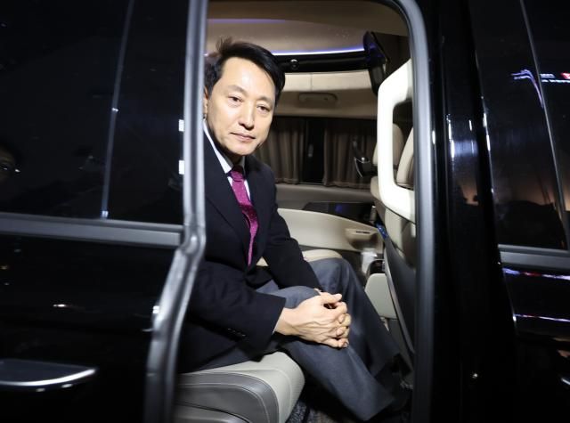 입장발표 마친 오세훈 서울시장 서울연합뉴스 서명곤 기자 국민의힘이 당 노선을 논의하는 긴급 의원총회를 열어 윤 어게인 반대 등의 내용을 담은 결의문을 채택한 9일 오세훈 서울시장이 서울 중구 한 식당 앞에서 입장을 밝힌 뒤 차량에 탑승하고 있다 202639 seephotoynacokr2026-03-09 204715 저작권자 ⓒ ㈜연합뉴스 무단 전재 재배포 금지 AI 학습 및 활용 금지저작권자 ⓒ ㈜연합뉴스 무단 전재 재배포 금지 AI 학습 및 활용 금지