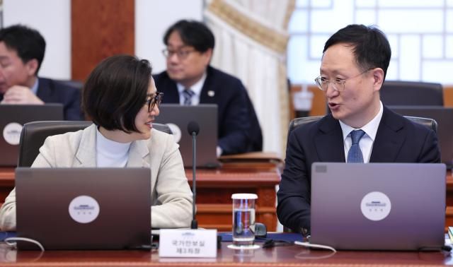 대화하는 봉욱-오현주 서울연합뉴스 김도훈 기자 봉욱 민정수석오른쪽과 오현주 국가안보실 제3차장이 15일 청와대에서 열린 수석보좌관회의에서 대화하고 있다 2026115 superdoo82ynacokr2026-01-15 140840 저작권자 ⓒ ㈜연합뉴스 무단 전재 재배포 금지 AI 학습 및 활용 금지저작권자 ⓒ ㈜연합뉴스 무단 전재 재배포 금지 AI 학습 및 활용 금지