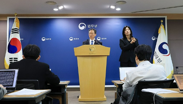 정성호 법무부 장관이 지난 3일 정부과천청사 법무부 브리핑실에서 2030 이민정책 미래 전략을 발표하고 있다 사진연합뉴스