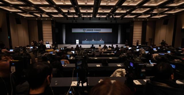 박기덕 고려아연 대표가운데가 지난해 1월 24일 오후 서울 용산구 그랜드 하얏트 호텔에서 열린 임시주총 결과 관련 기자회견에서 발언하고 있다 사진유대길 기자