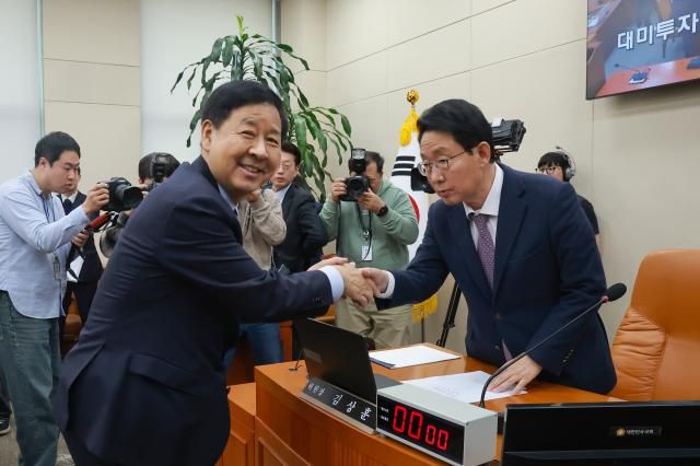 9일 열린 국회 대미특위 전체회의에서 대미투자특별법이 통과된 이후 구윤철 부총리 겸 재정경제부 장관왼쪽과 대미특위 위원장인 김상훈 국민의힘 의원이 악수하고 있다 사진연합뉴스