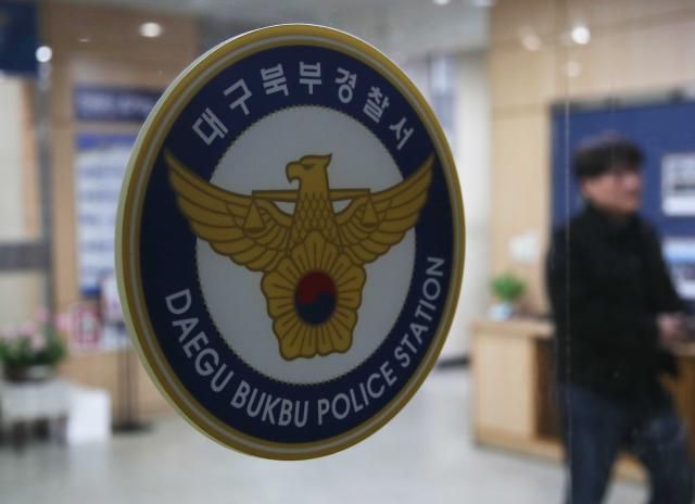 31일 오후 대구 북부경찰서에서 경찰관계자가 오가고 있다 앞서 경찰은 이날 오전 대구 북구 칠성동 잠수교 아래 신천에서 여성의 시신이 담긴 캐리어에서 발견된 50대 여성을 살해한 범인이 딸과 사위임을 확인하고 긴급체포했다 2026331 사진연합뉴스