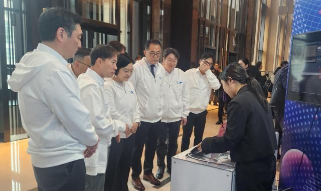 한성숙 중소벤처기업부 장관앞줄 왼쪽 세번째이 1일 오후 서울 여의도동 콘래드호텔에서 열린 모두의 챌린지 AX인공지능 전환 출범식에서 행사장에 마련된 스타트업의 기술 전시부스를 둘러보고 있다