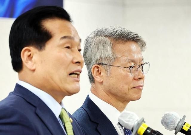 1일 오전 전남 여수세계박람회장 컨벤션센터에서 더불어민주당 전남광주통합특별시장 경선에 나서는 민형배·주철현 후보가 단일화 기자회견을 하고 있다 사진연합뉴스