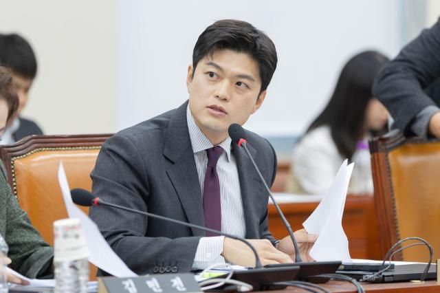 김용태 국민의힘 의원이 지난해 11월 14일 국회에서 열린 교육위원회 전체 회의에서 질의하고 있다 20251114 사진유대길 기자