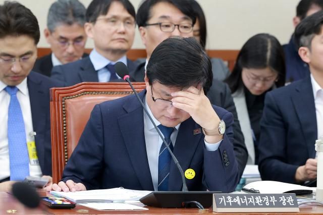 지난 3월 24일 국회에서 열린 기후에너지환경노동위원회 전체회의에서 김성환 기후에너지환경부 장관이 자료를 살피고 있다 사진연합뉴스