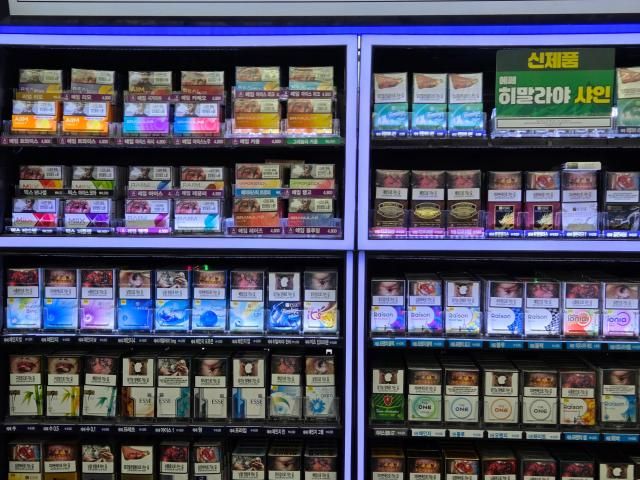 서울의 한 편의점 내 담배 가판사진조재형 기자