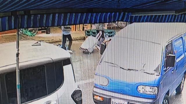 대구 북부경찰서는 1일 50대 여성의 시신을 캐리어에 담아 북구 칠성동 신천에 유기한 혐의로 20대 딸과 사위를 붙잡아 수사 중이다 사진은 지난 18일 이들 부부로 추정되는 인물이 캐리어를 끌고 중구 주거지에서 신천으로 이동하는 모습이 담긴 폐쇄회로CCTV 영상 중 일부 202641 독자 제공 재판매 및 DB금지 