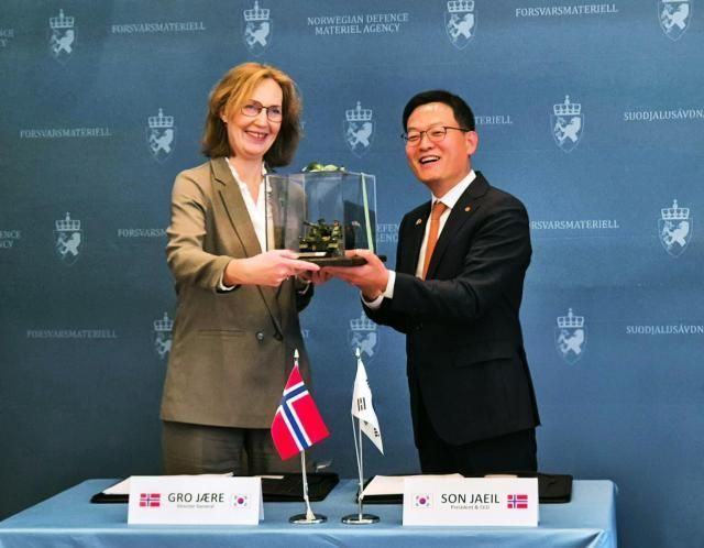 지난해 9월 노르웨이 국방물자청에서 열린 노르웨이 K9 계약식에서 손재일 한화에어로스페이스 대표이사오른쪽와 그로 예레 노르웨이 NDMA 청장이 기념품을 교환하고 있다 사진한화에어로스페이스