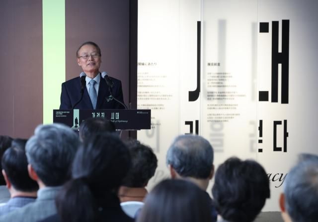 지난달 30일 서울 서대문구 국립대한민국임시정부기념관에서 열린 외교사 특별전 가려진 시대 외교의 길을 걷다 개막식에서 김희곤 국립대한민국임시정부기념관장이 인사말을 하고 있다 사진연합뉴스