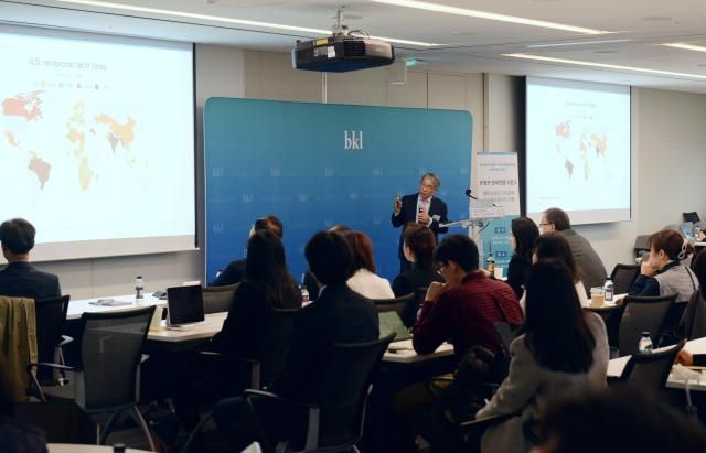 태평양 통상전략혁신 허브 원장인 최병일 고문이 지난 9일 열린 트럼프 관세전쟁 세미나에서 발언하고 있다 사진법무법인 태평양