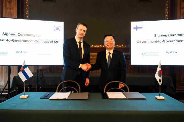 코트라는 9일현지시간 핀란드 헬싱키에서 핀란드 국방부와 K9 자주포 공급을 위한 정부 간G2G 수출계약을 체결했다고 밝혔다 강경성 코트라 사장오른쪽과 올리 루투Olli Ruutu왼쪽 핀란드 국방부 자원정책국장이 수출계약 서명 후 기념 촬영을 하고 있다 사진코트라