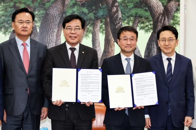 더불어민주당 한병도 원내대표와 국민의힘 송언석 원내대표가 10일 국회에서 2026년도 제1회 추가경정예산안 합의문에 서명한 뒤 기념사진을 찍고 있다 왼쪽부터 국민의힘 유상범 원내운영수석부대표 송 원내대표 더불어민주당 한병도 원내대표 천준호 원내운영수석부대표사진연합뉴스