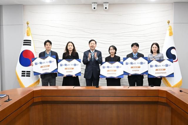  구윤철 부총리 겸 재정경제부 장관이 4월 9일 정부세종청사에서 열린 재정경제부 소확행소소하지만 확실한 적극행정팀확행팀단위 확실한 적극행정 시상식에서 팀확행 포상 부서 담당자들과 기념사진을 찍고 있다왼쪽부터 이희곤 외환제도과장 박은영 금융세제과장 구윤철 부총리 유예림 전략투자지원과장 민경신 물가정책과장 윤정주 공급망정책담당관사진재경부 