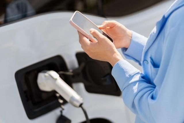 운전자가 전기자동차를 충전하는 모습 사진게티이미지뱅크