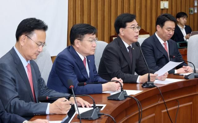 송언석 국민의힘 원내대표가 10일 국회에서 열린 원내대책회의에서 발언하고 있다 왼쪽부터 유상범 원내운영수석부대표 정점식 정책위의장 송 원내대표 정희용 사무총장 사진연합뉴스