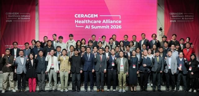 세라젬이 9일 서울 논현동 엘리에나호텔에서 개최한 헬스케어 얼라이언스 인공지능AI 서밋에서 참가자들이 기념촬영을 하고 있다 사진세라젬