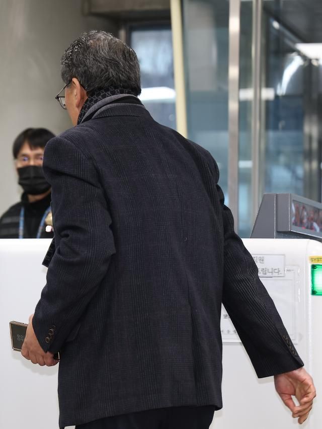 생활지도 등을 빌미로 여성 장애인들과 강제 성관계를 맺거나 유사 성행위를 강요한 혐의 등성폭력처벌법상 장애인피보호자 간음 등·장애인복지법상 폭행을 받는 중증장애인 거주시설 색동원 시설장 김모씨가 구속 전 피의자 심문영장실질심사을 위해 지난 2월 19일 서울 서초구 서울중앙지방법원에 들어서고 있다 사진연합뉴스