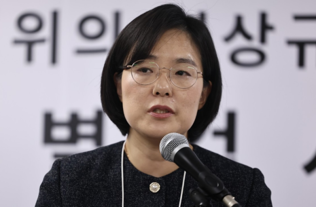 2차 종합특별검사팀의 김지미 특검보가 지난달 30일 과천 특검사무실에서 수사 관련 사항을 브리핑하고 있다 사진연합뉴스