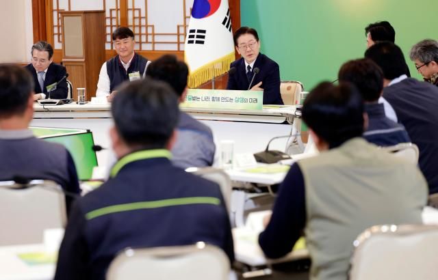 이재명 대통령이 10일 청와대에서 민주노총 초청간담회를 주재하고 있다 사진연합뉴스