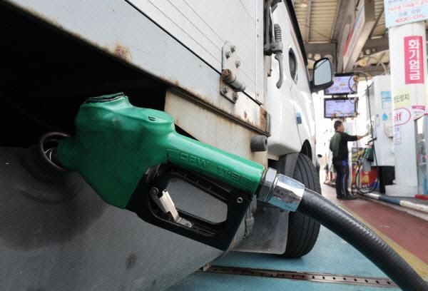 서울 서초구 만남의광장 주유소에서 시민들이 주유를 하고 있다 사진연합뉴스