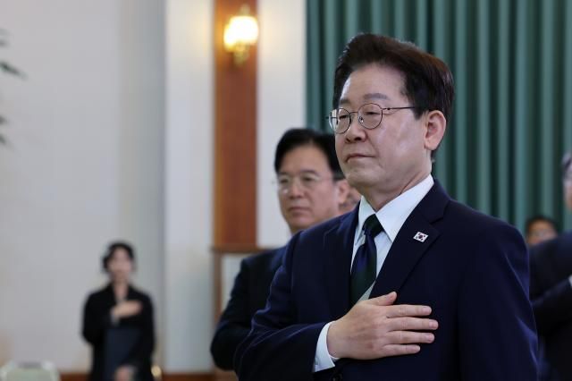 이재명 대통령이 10일 청와대에서 열린 민주노총 초청간담회에서 국민의례를 하고 있다 사진연합뉴스