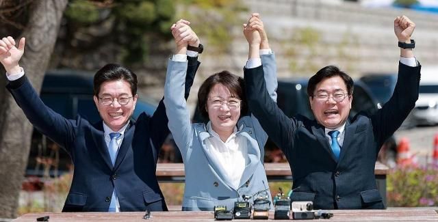 더불어민주당에서 공천이 확정된 정원오 서울시장 후보왼쪽부터·추미애 경기지사 후보·박찬대 인천시장 후보가 12일 국회 소통관 앞에서 간담회를 하며 기념 촬영하고 있다 사진연합뉴스