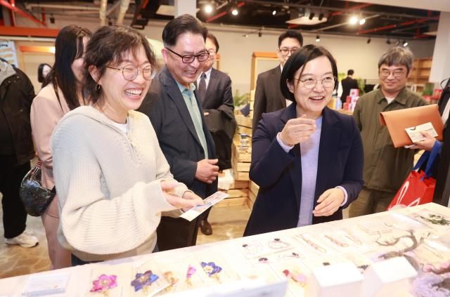 한성숙 중소벤처기업부 장관앞줄 오른쪽이 동행축제 개막 첫날인 11일 전북 전주시 전주남부시장에서 청년몰을 둘러보고 있다 사진중기부
