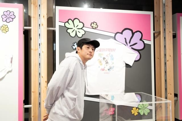 기안84가 뉴발란스 팝업스토어에서 기념사진을 찍고 있다&nbsp;사진이랜드월드