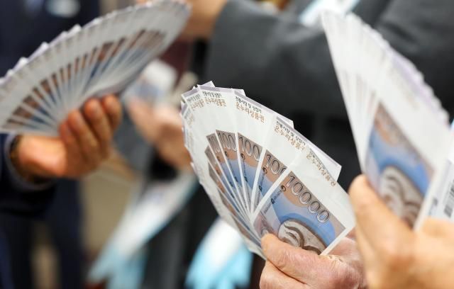 지난 2월 대구 iM뱅크 중구청 지점에서 열린 설맞이 온누리상품권 구매 촉진 행사에서 참석자들이 구매한 온누리상품권을 들어 보이고 있다 사진연합뉴스